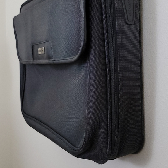Targus Black Briefcase 16"X13"X4" - Picture 10 of 16